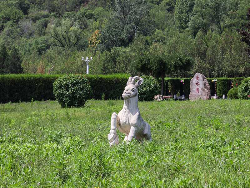 凤凰山墓地的特点是什么（ 凤凰山陵园有很多纪念碑吗）